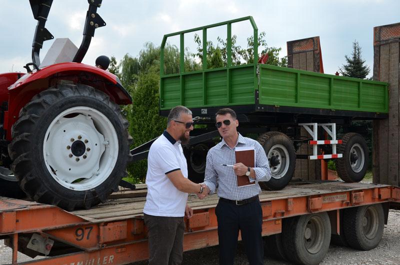 Ivica Mladina (desno)na uručenju traktora 2014. godine :Kasnije se ispostavilo da je donacija zloupotrijebljena - Avaz