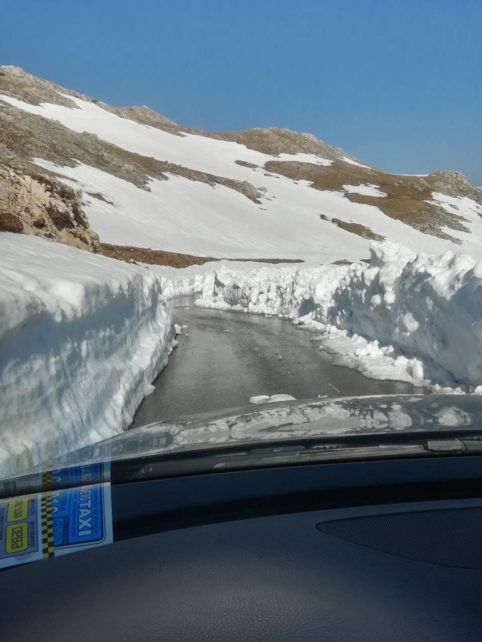 Snijeg visok tri metra prokopan: Automobili konačno saobraćaju na putu od Sinanovića do Bjelimića