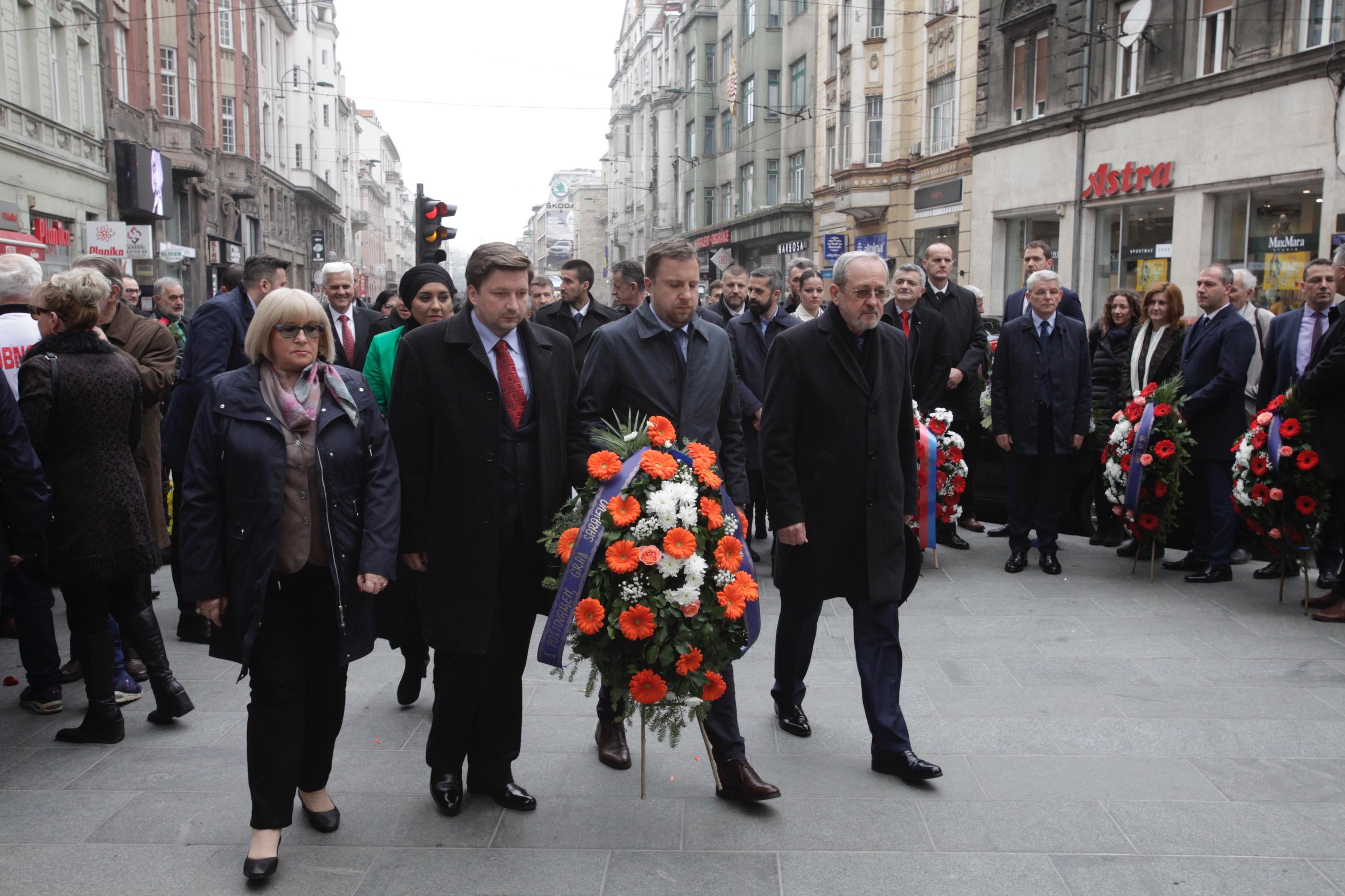 Delegacije položile cvijeće kod Vječne vatre - Avaz