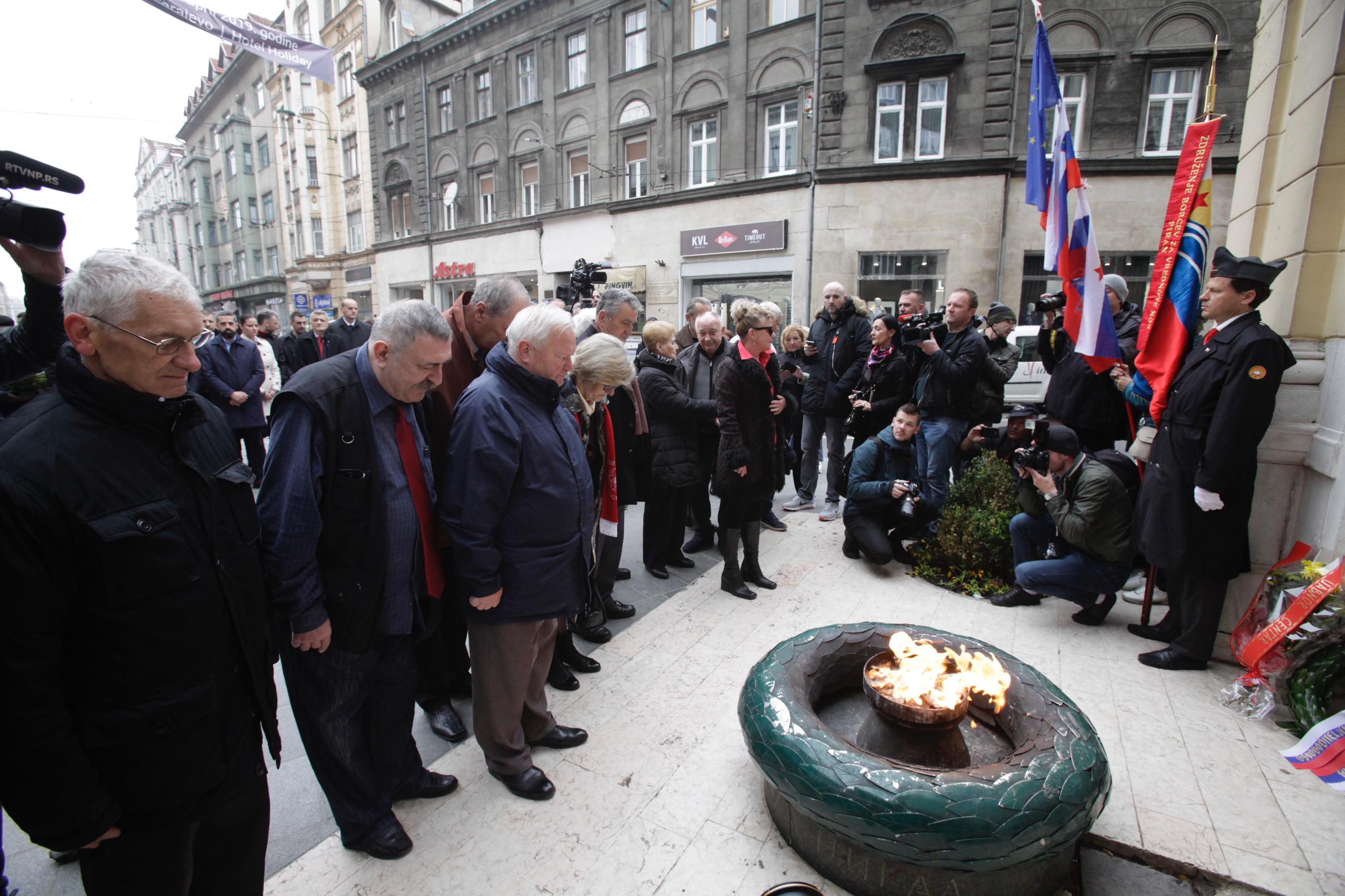 Delegacije položile cvijeće kod Vječne vatre - Avaz