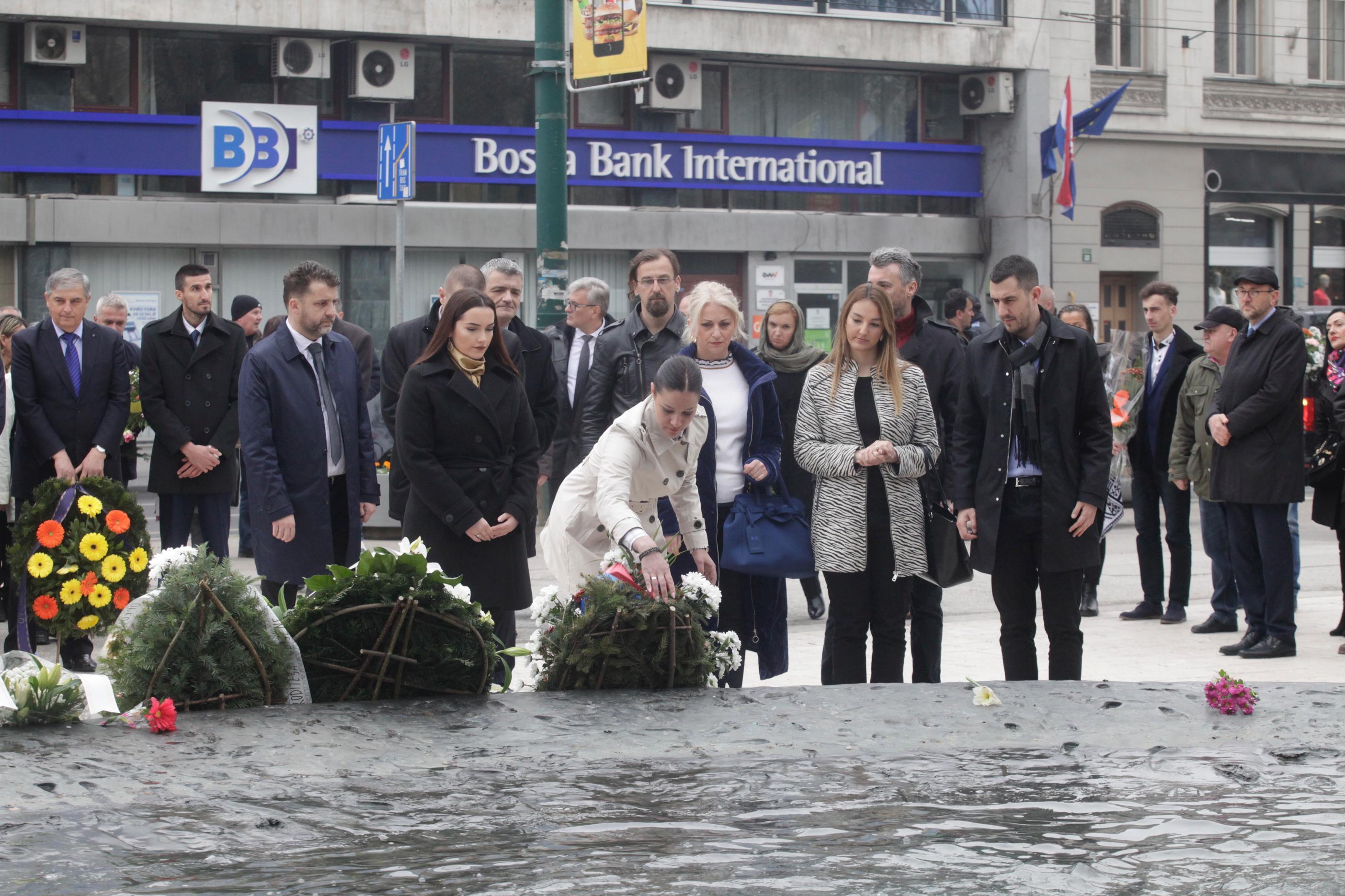 Položeno cvijeće kod Spomenika ubijenoj djeci Sarajeva - Avaz