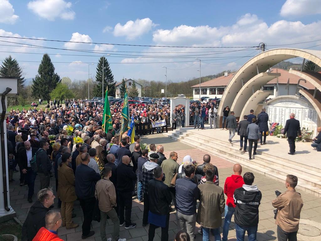 Brojne delegacije položile cvijeće na spomen-obilježje u Ahmićima