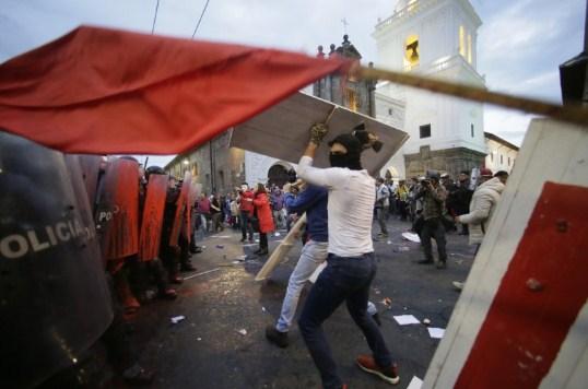 Obračun policije i demonstranata - Avaz