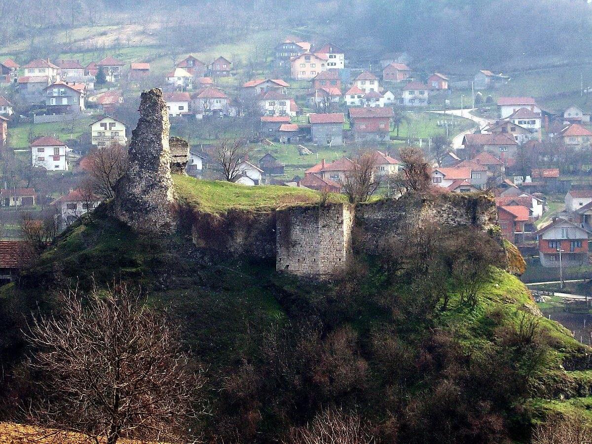 Tri nacionalna spomenika u Gračanici u ruševnom stanju