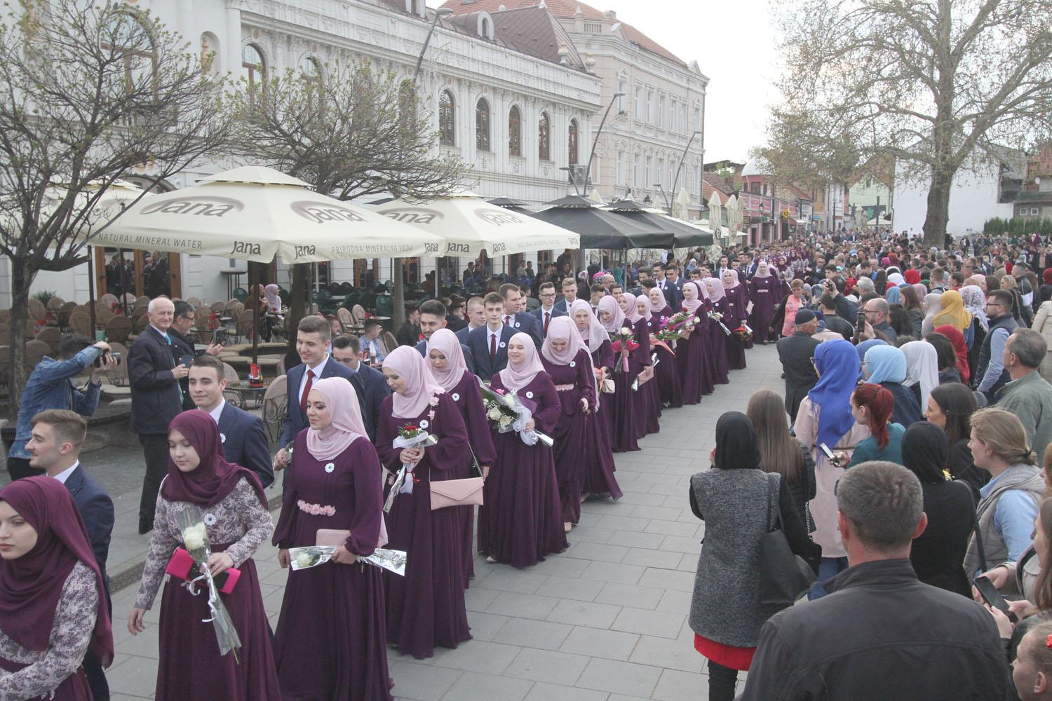 Ispraćaj 343. generacije Behram-begove medrese: Svečani defile za 142 maturantice i maturanta