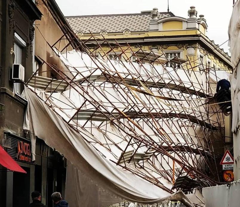 Radnici na Čobaniji uspjeli podići skelu koja je pala na susjednu zgradu