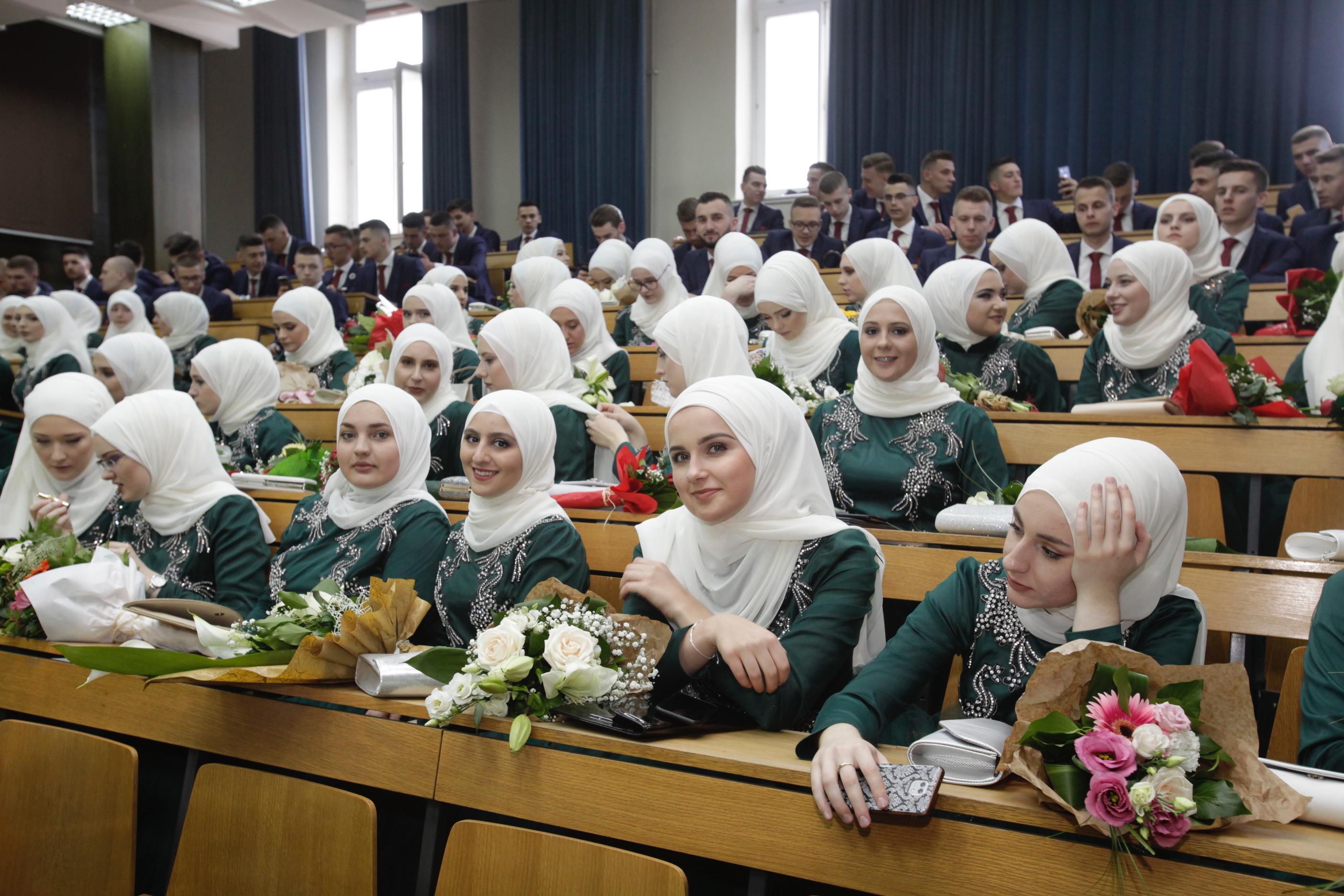 Svečana akademija maturanata Gazi Husrev-begove medrese - Avaz