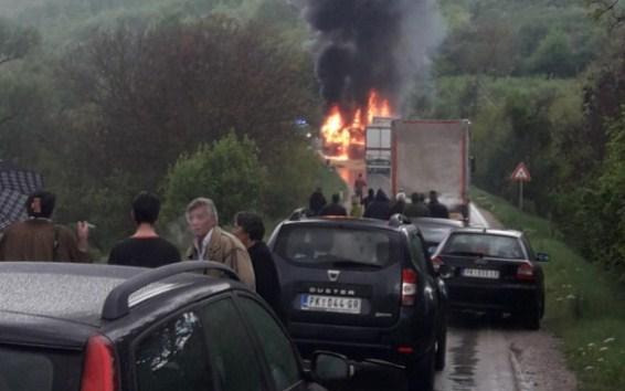 Četvero putnika izgorjelo u stravičnom sudaru autobusa i kamiona