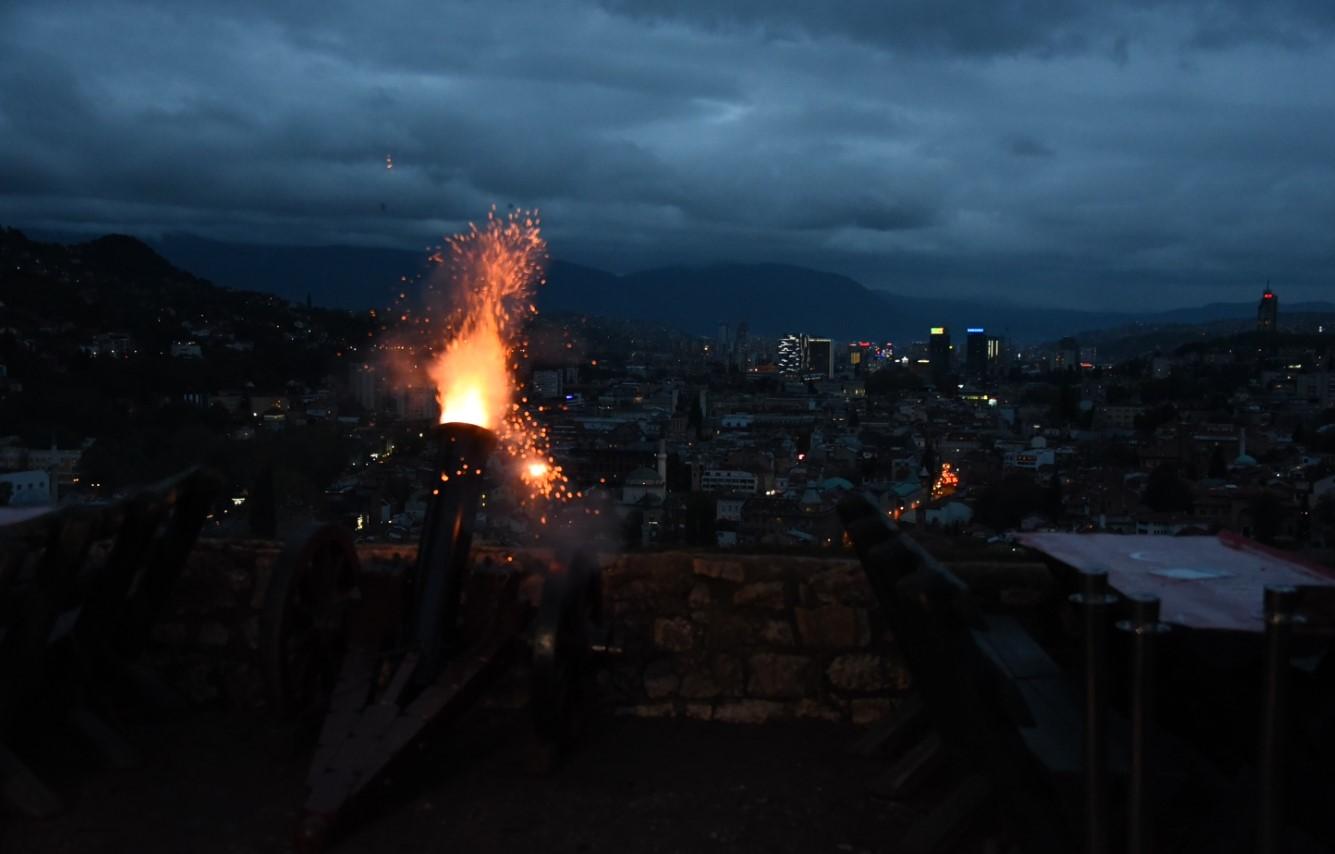 Prvi iftar na Žutoj tabiji: Postači i turisti ispoštovali autentično sarajevsko iskustvo