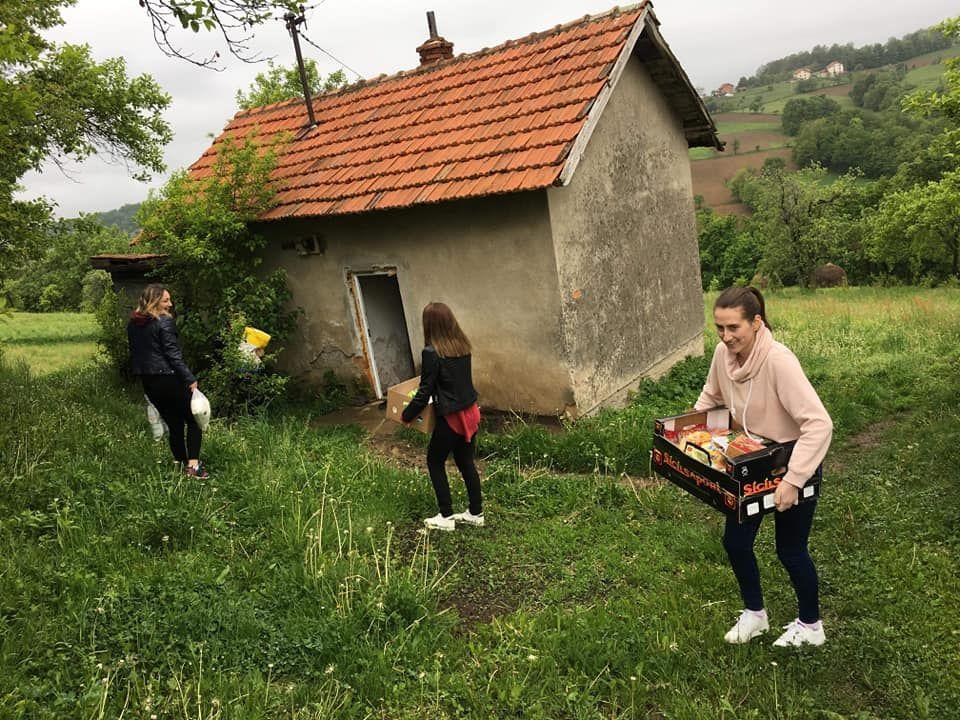 Paketima obradovali osam siromašnih porodica