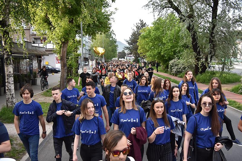 Više stotina mladih proslavilo završetak srednjoškolskog obrazovanja