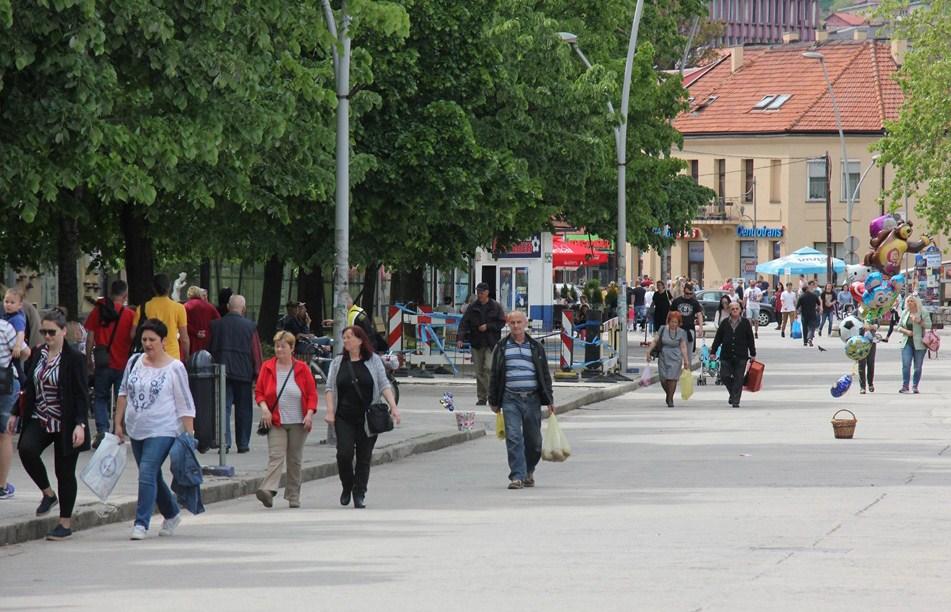 Zeničani uživali u šetnji Kamberovića poljem