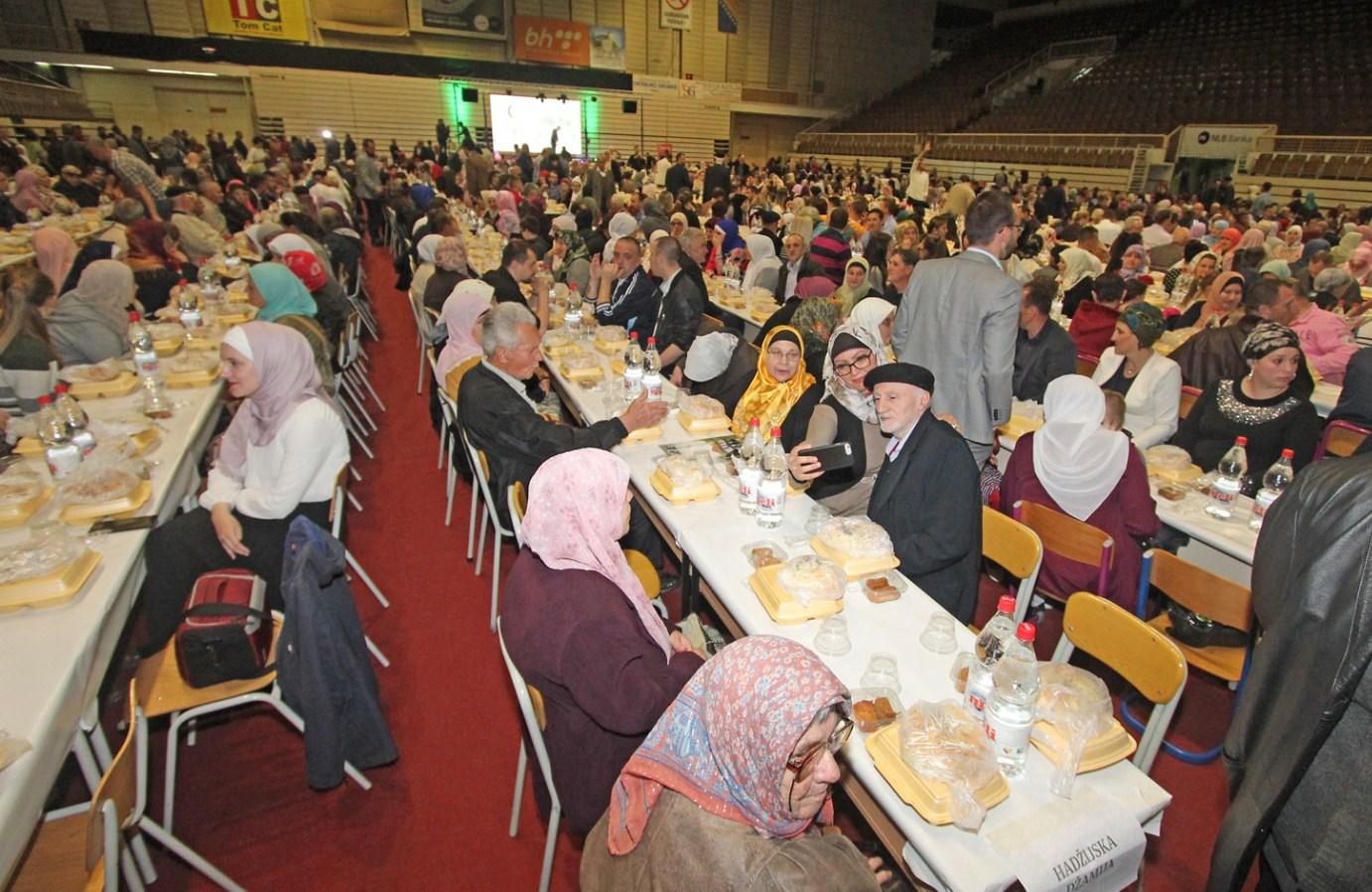 Veliki broj postača došao na iftar - Avaz