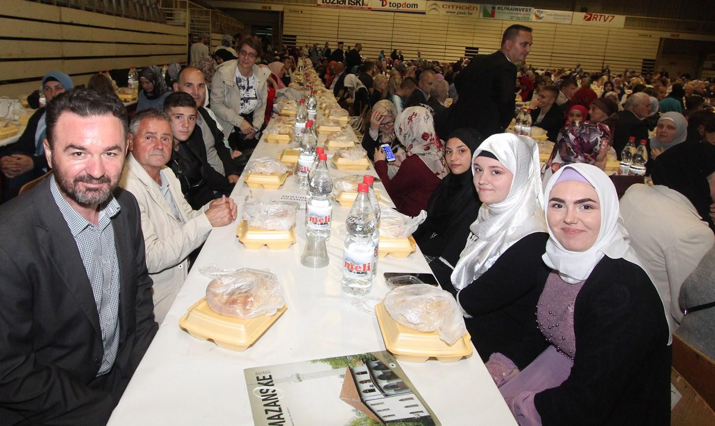 Veliki broj postača došao na iftar - Avaz