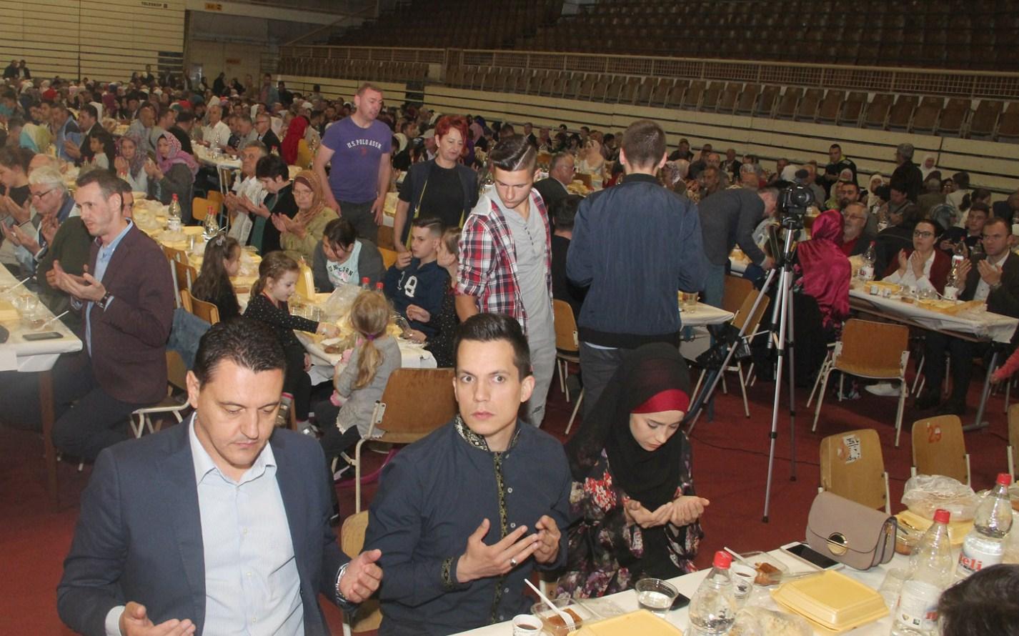 Veliki broj postača došao na iftar - Avaz