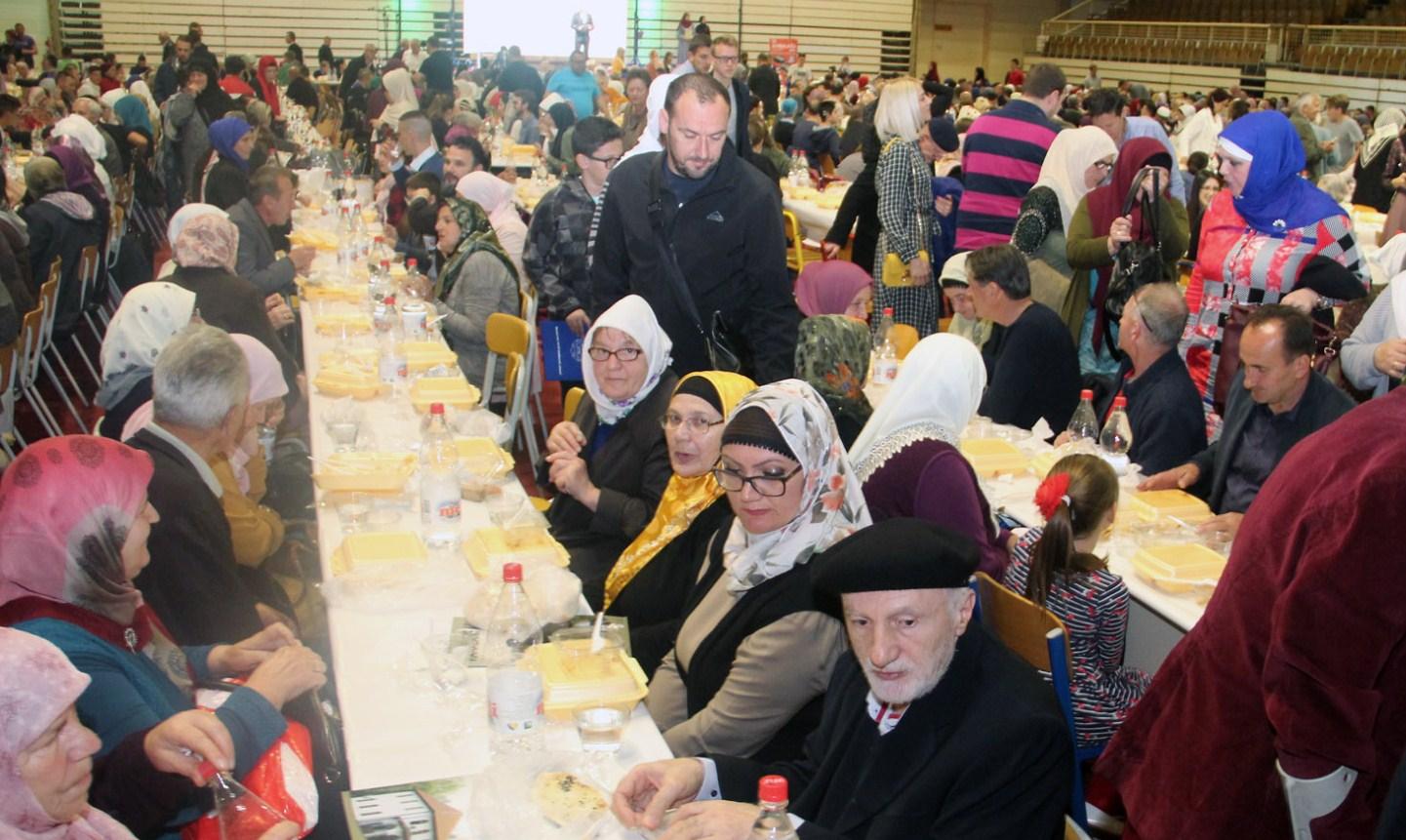 Veliki broj postača došao na iftar - Avaz