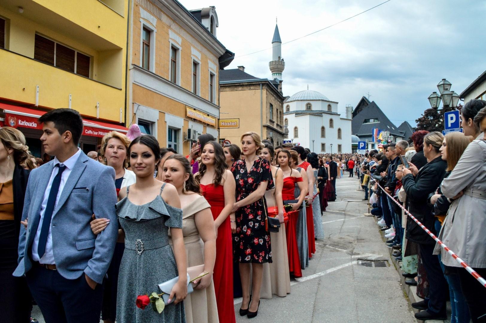 Jajačkim ulicama prodefilirao 231 maturant