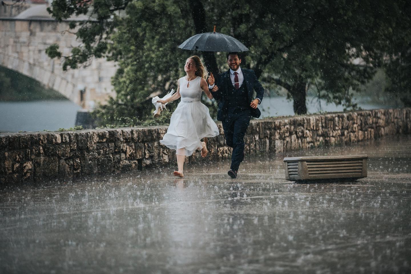 Mladenci na proljetnom pljusku (Foto: Željko Budimir) - Avaz