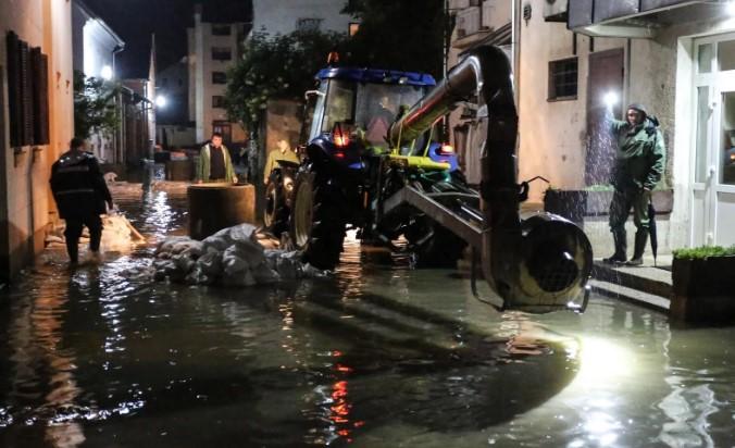 Srušeni svi rekordi: U Karlovcu i dalje vanredno stanje