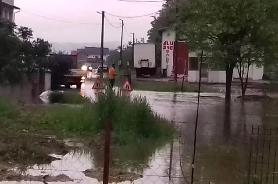 U Bosanskoj Kostajnici poplavljeno desetak kuća, vanredne mjere i dalje na snazi