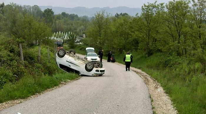 Udario u Fiat Punto koji se prevrnuo pa pobjegao