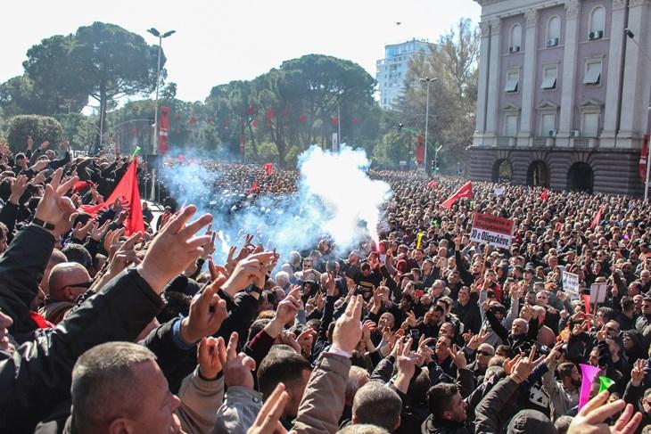 Ambasada SAD u Tirani upozorila američke državljane na današnje proteste