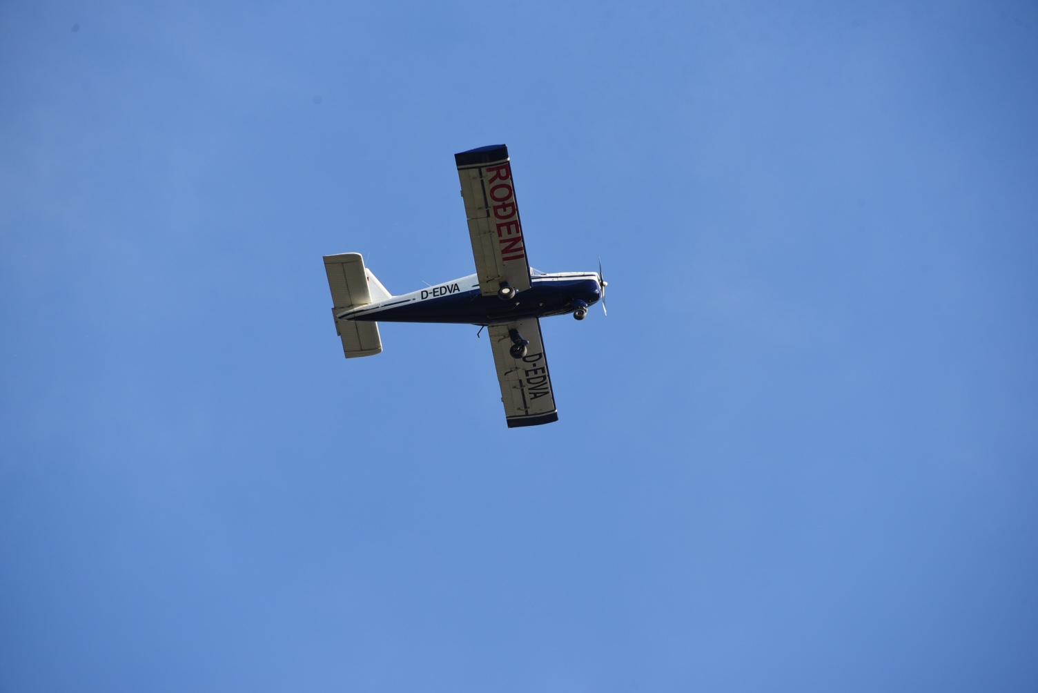 Avion s natpisom "Rođeni" nadletio stadion u Visokom i ispustio letke