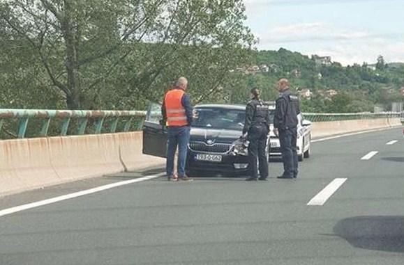 Nesreća kod Ilijaša: Škodom se zabio u ogradu nakon što je na automobilu pukla guma