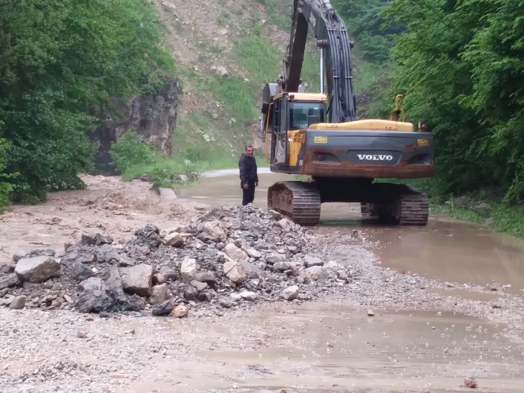 Mehanizacija i ljudstvo pokušavaju sanirati nanose na putu Zenica - Arnauti