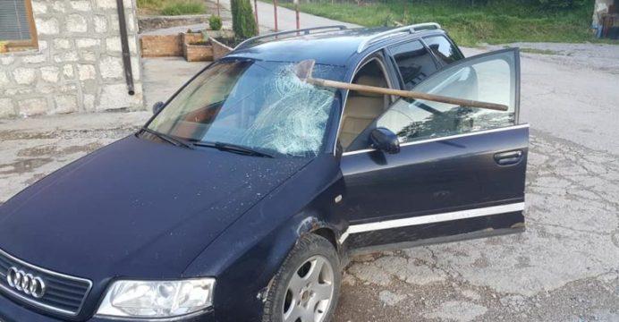 Elvira Bahtu napao komšija Milan, lopatom mu polupao auto