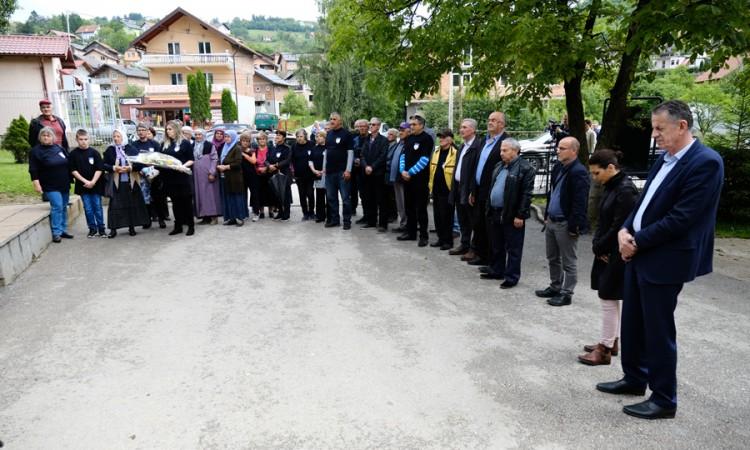 Polaganjem cvijeća na spomen-obilježje šehidima i poginulim borcima u dvorištu Osnovne škole "Mustafa Busuladžić" obilježena godišnjica - Avaz