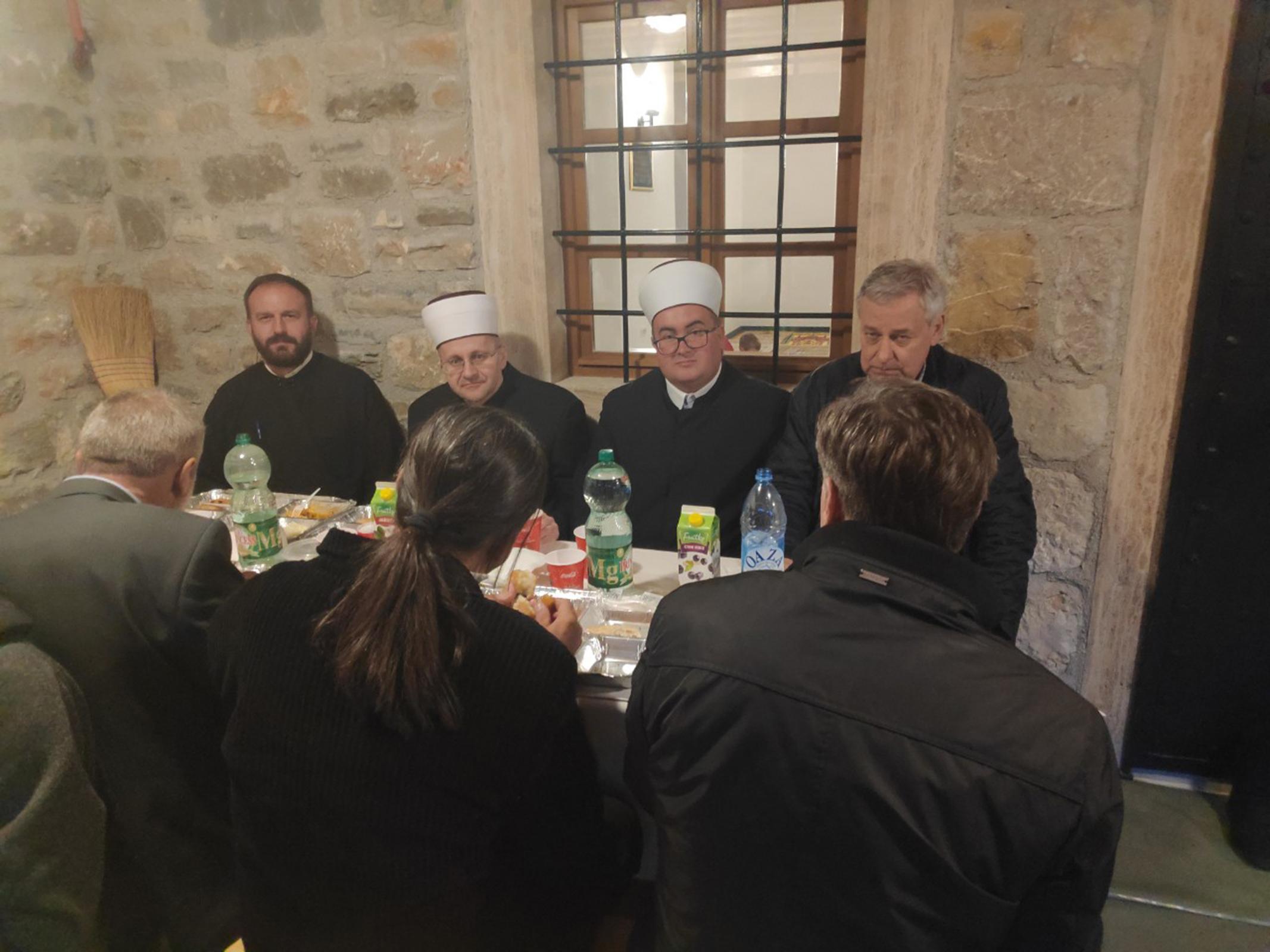 U Pridvorici pored Gacka priređen zajednički iftar, prisustvovao i paroh Aleksandar Gajić