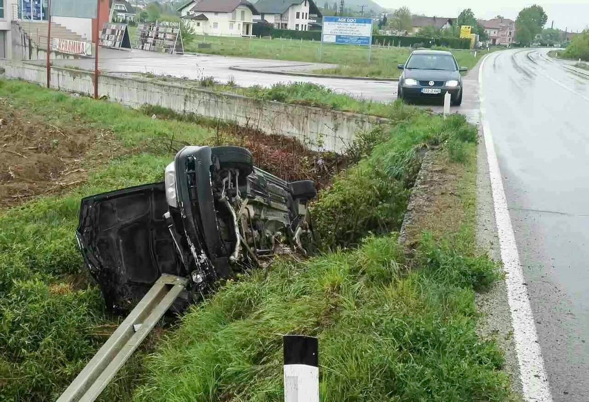 U saobraćajnoj nesreći poginuo 56-godišnji vozač Golfa