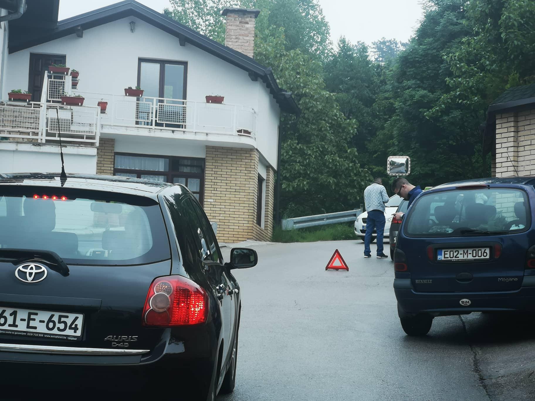 Sudar dva automobila na Sedreniku, pričinjena materijalna šteta na vozilima