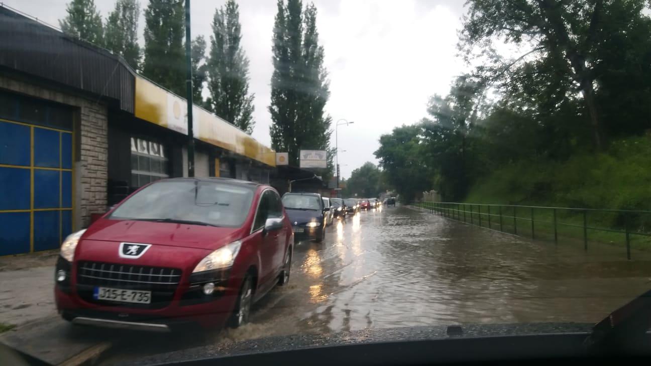 Jako nevrijeme pogodilo Sarajevo: U ulici Safeta Zajke saobraćaj se odvija trotoarom