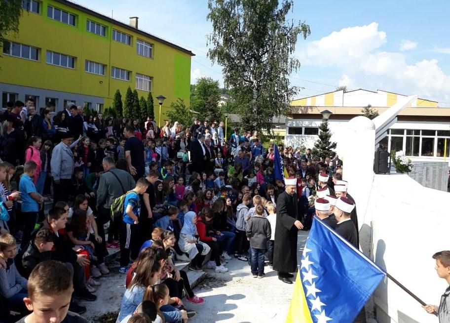 Položeno cvijeće na mezarja i održan prijem za porodice šehida