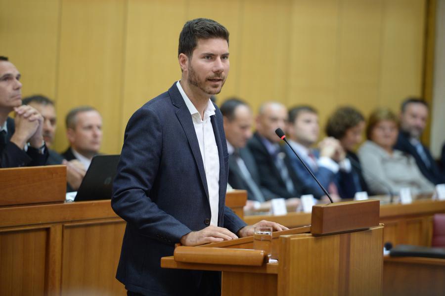 Pernar se oglasio usred noći: Otkrio koliko je osoba pristupilo njegovoj novoj stranci