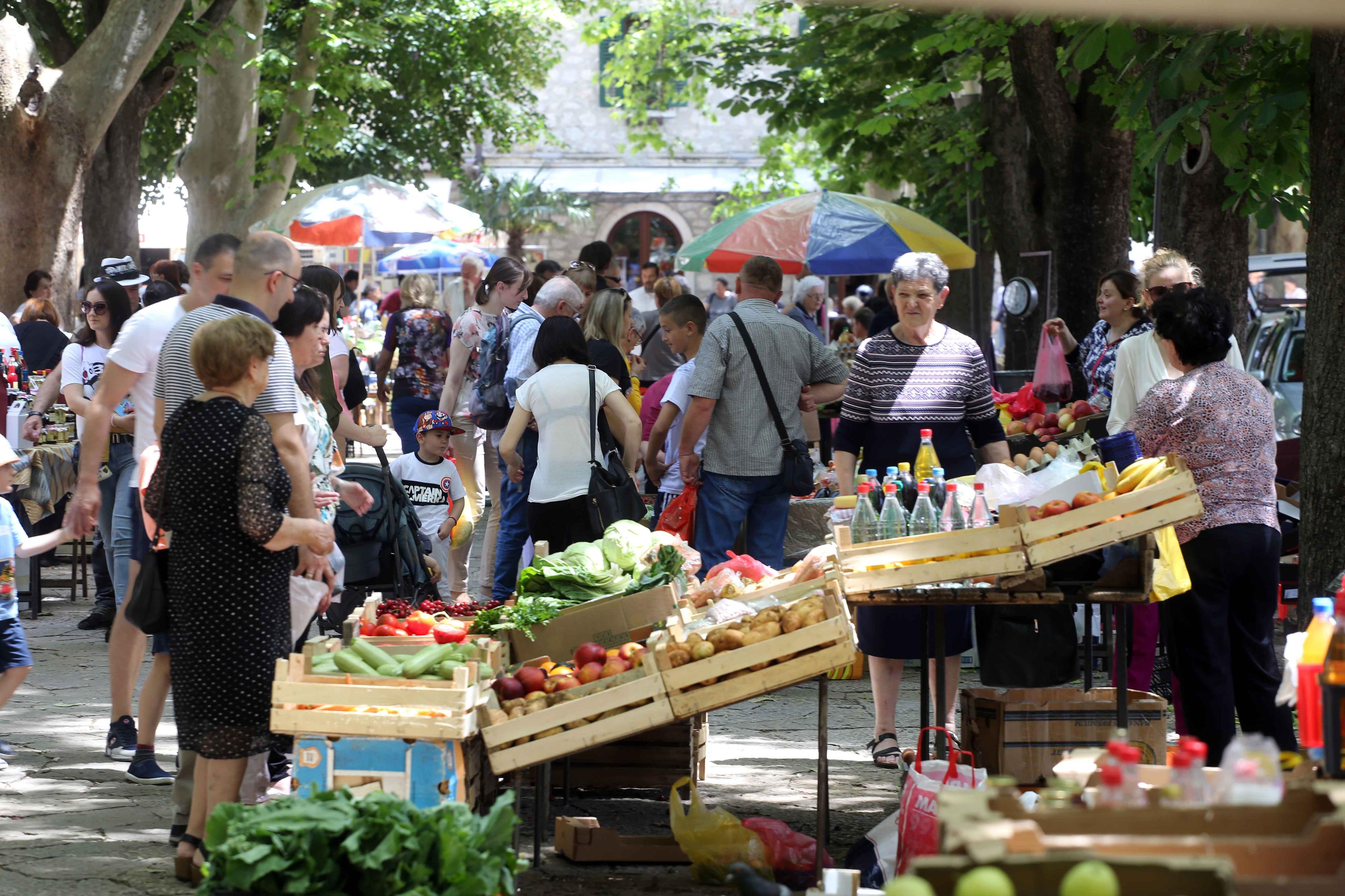 Trebinje: Građani uživali u lijepom vremenu - Avaz