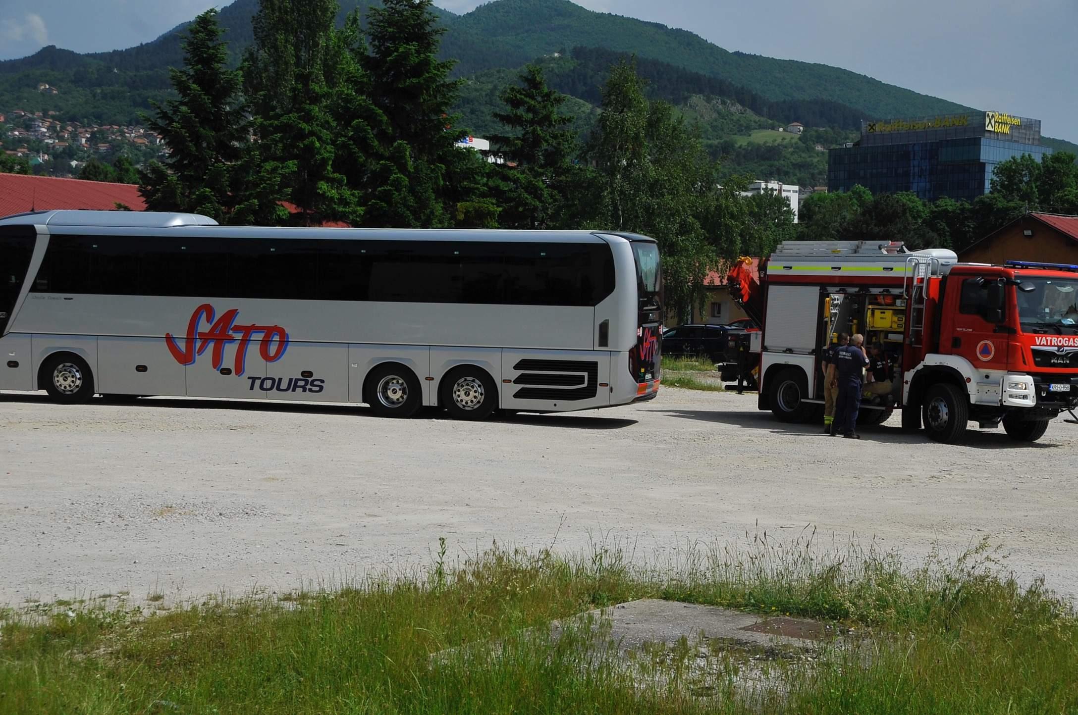 Vatrogasci spasili migranta koji se zavukao ispod autobusa