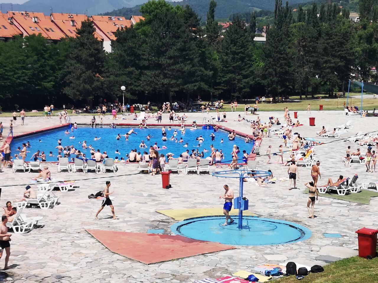 Brojni posjetioci uživaju na zeničkim bazenima