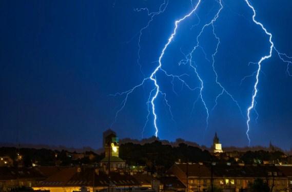 Zagreb pogodilo veliko nevrijeme praćeno grmljavinom, munjama i jakom kišom