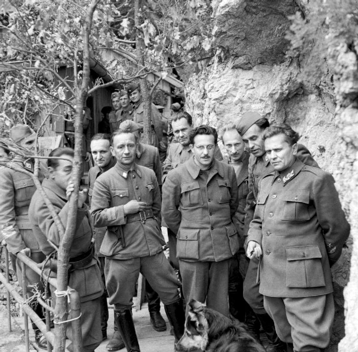 Tito i članovi Glavnog štaba u Drvaru 1944. godine - Avaz