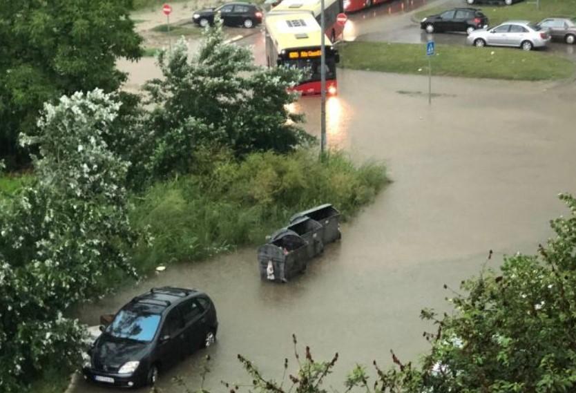 Oluja u Beogradu pravi haos: Oboreno drveće, autobusi zaglavljeni, proradili "gejziri"