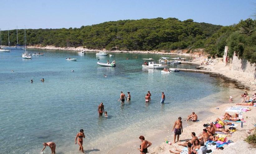 Hvar uveo brutalne kazne gostima koji prekrše pravila: Dobro razmislite prije negoli zaspite na plaži