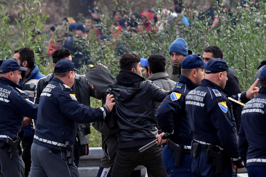 Policijski službenici  nastoje onemogućiti  priliv migranata - Avaz