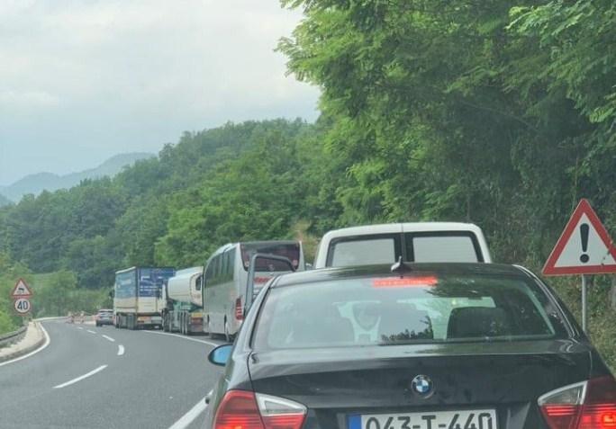 Velika kolona vozila na ulazu u Konjic