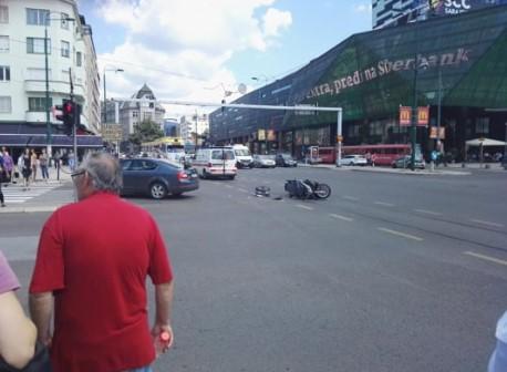 Na Marindvoru motociklista povrijeđen u udesu, tramvajski saobraćaj obustavljen