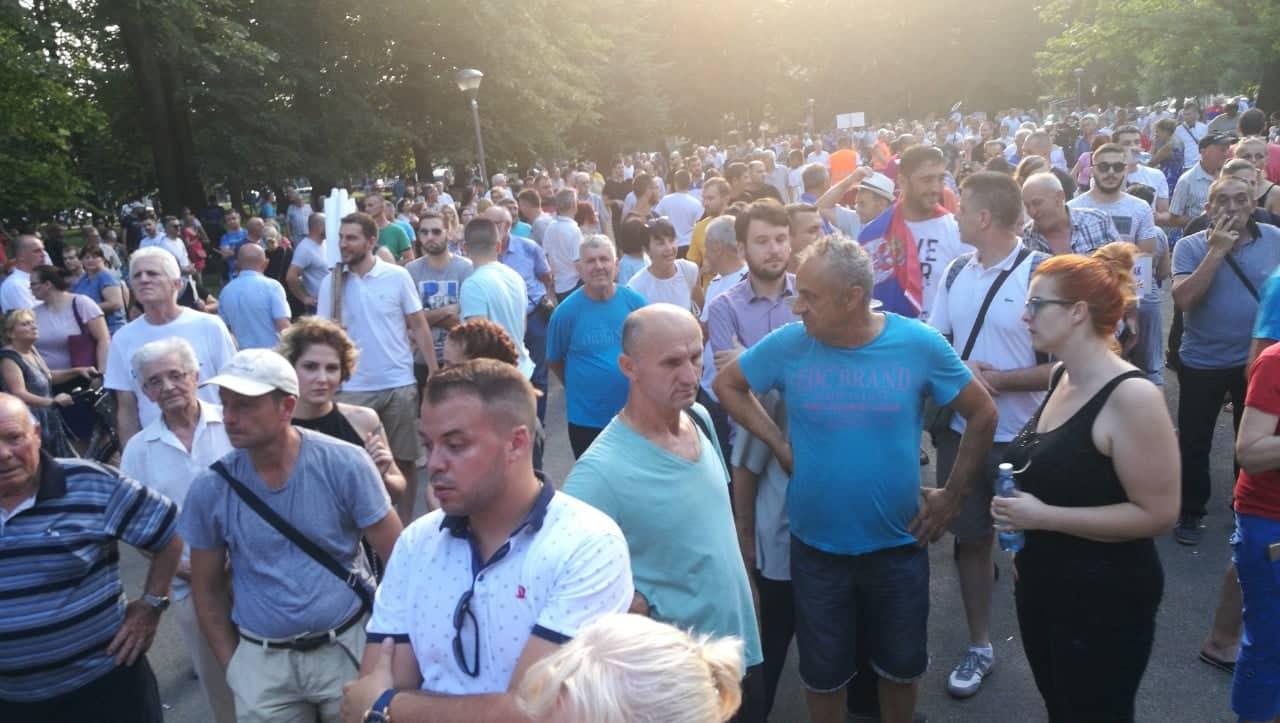 Izneseni zahtjevi i rok: Umjesto do zgrade Vlade RS, protestna šetnja građana završila kroz park