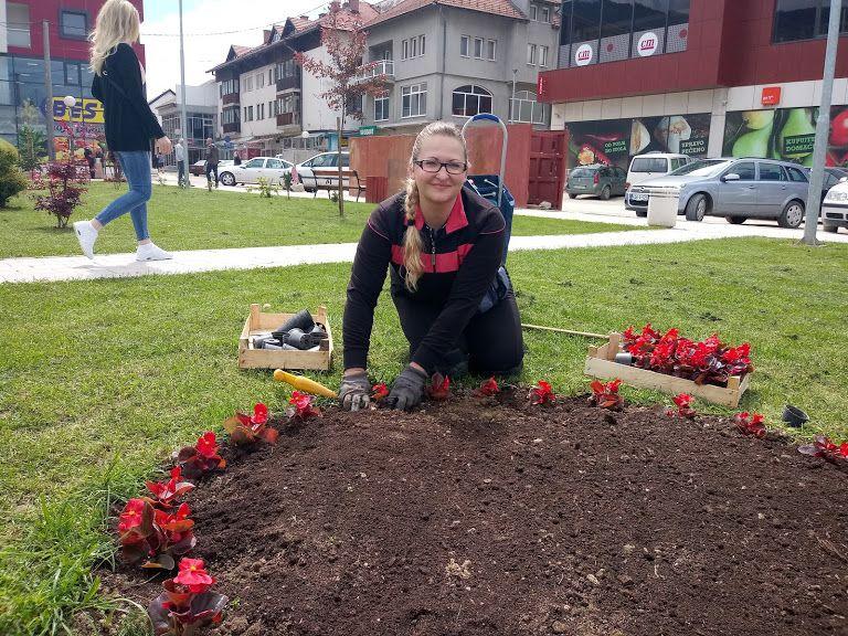 Zapuštene vrtove pretvara u predivne bašte - Avaz