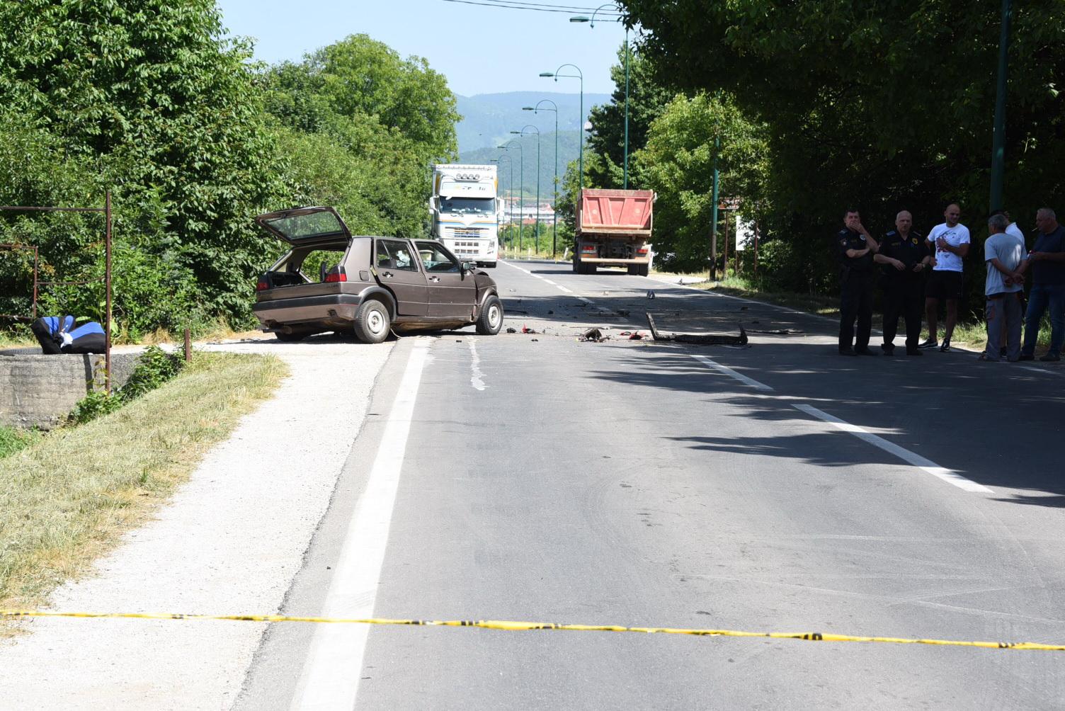 Uviđaj u ulici Kurta Schorka,  gdje su se sudarili Golf i kamion - Avaz